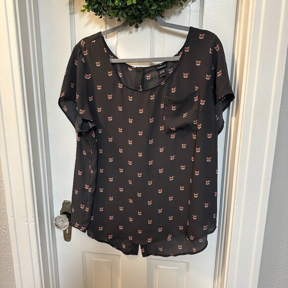 torrid Tops - Torrid Gray Short Sleeved Blouse w/ Fox Print and Button Up Back-Size 1